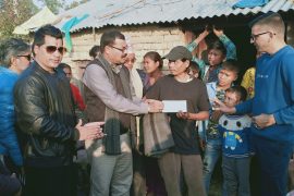 अमेरिकाका नेपालीले गरे  दयनीय अवस्थाका चाैधरीलाई सहयाेग