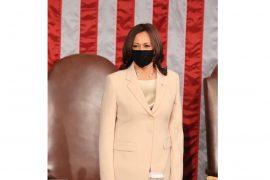 नेपाली मुलका अमेरिकी फेसन डिजाइनरको पहिरनमा उपराष्ट्रपति कमला हयारिस