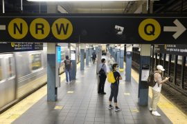 अमेरिकाको न्युयोर्कमा रेलको लिकमा धकेलिएका व्यक्तिलाई भारतीय चालकले बचाए