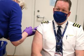 कर्मचारीलाई भ्याक्सिन लगाउन अनिवार्य ग¥यो युनाइटेड एयरलायन्सले