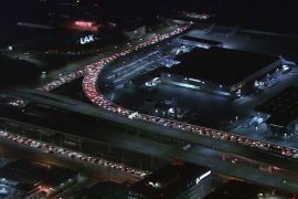 अमेरिकाको लस एन्जलस एयरपोर्टको टर्मिनलमा एक व्यक्तिसंग बन्दुक रहेको आशंकामा त्रास