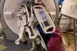 अमेरिकामा  एक जना नर्स एमआरआई मेसिन भित्र फसेपछि..