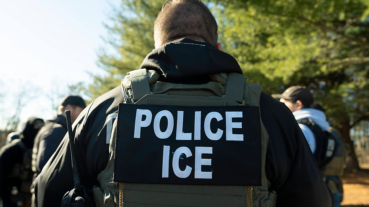  ICE ले अध्यागमन कारबाहीमा रोबोट कुकुर, विद्युतीय पञ्जा र सामाजिक सञ्जाल निगरानी प्रयोग गर्ने तयारी